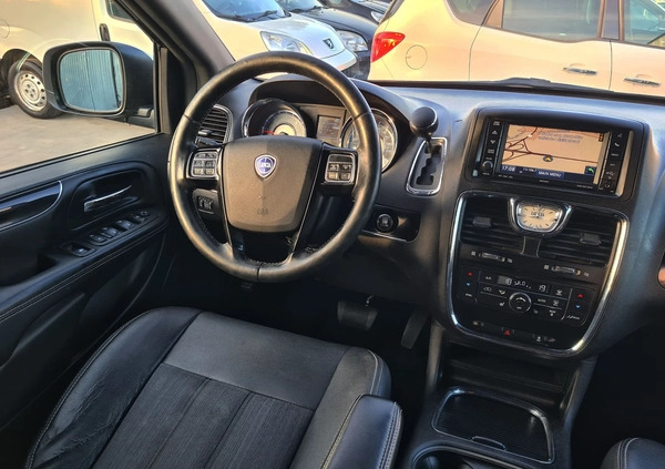 Lancia Voyager cena 61999 przebieg: 200473, rok produkcji 2014 z Miłakowo małe 781